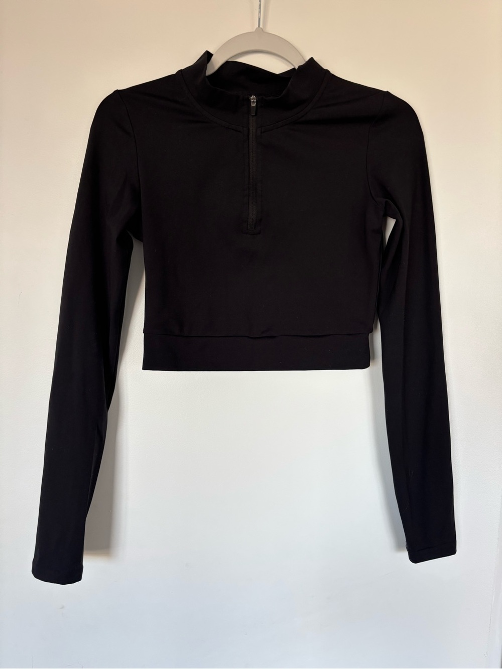 Azur Fit Cropped Black Long-Sleeve Zip-Front Top